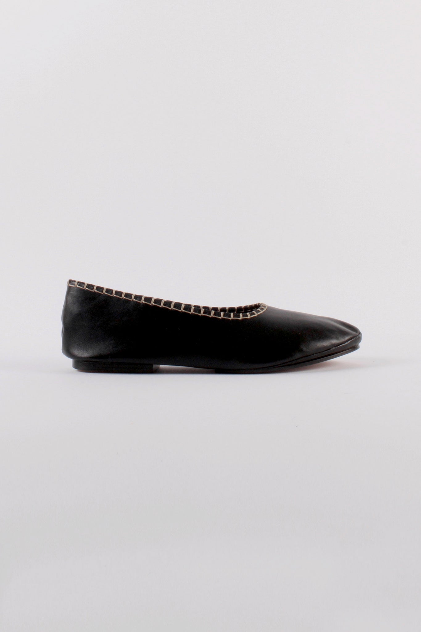 About-Arianne-Ginesta-Black