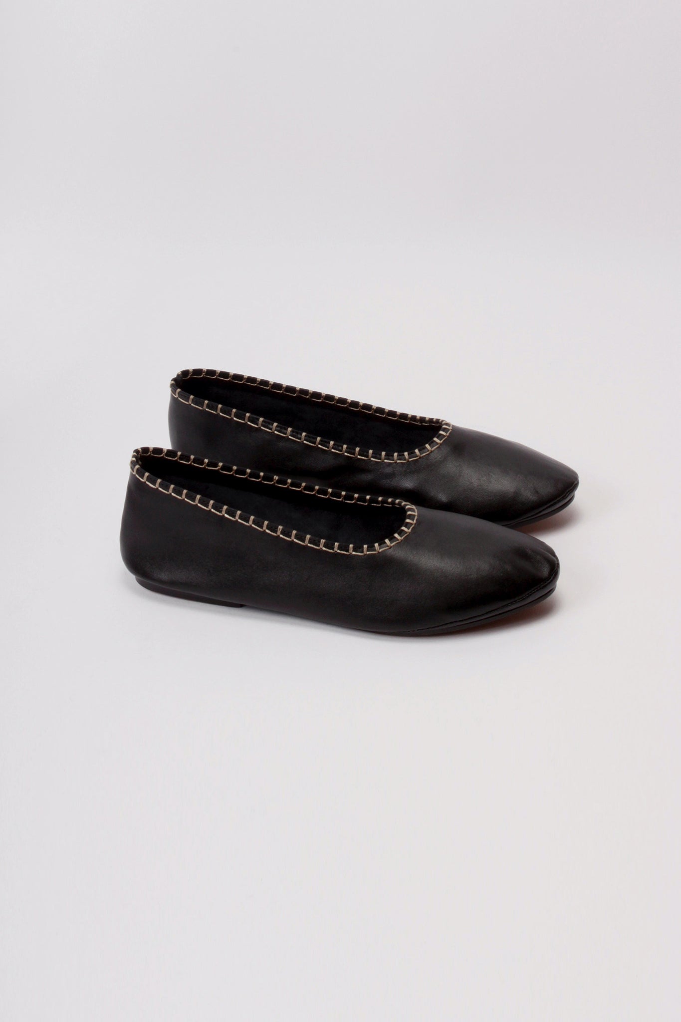 About-Arianne-Ginesta-Black