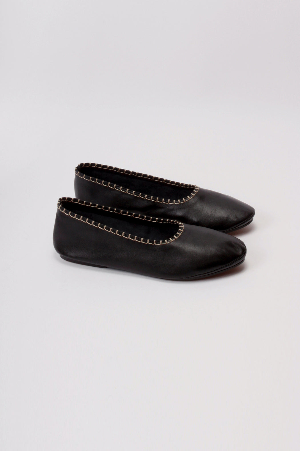 About-Arianne-Ginesta-Black