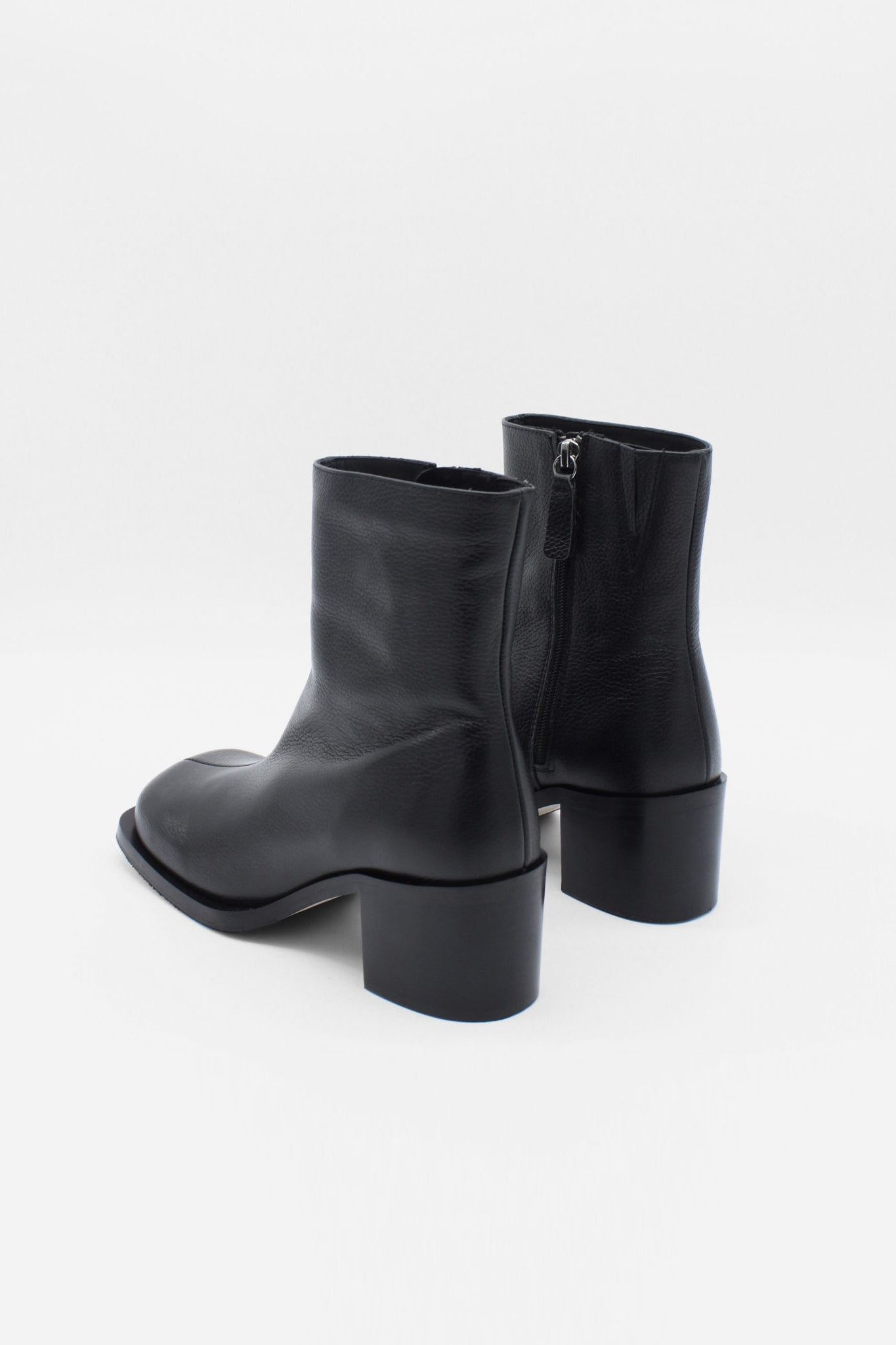    About-Arianne-Otis-Black