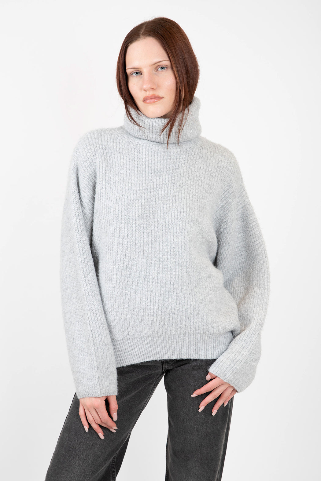 Lyla-Luxe-Sahar-Mockneck-Sweater-Light-Grey