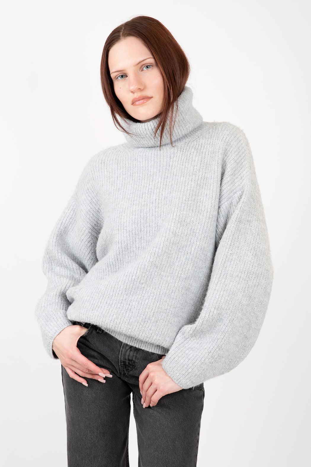 Lyla-Luxe-Sahar-Mockneck-Sweater-Light-Grey