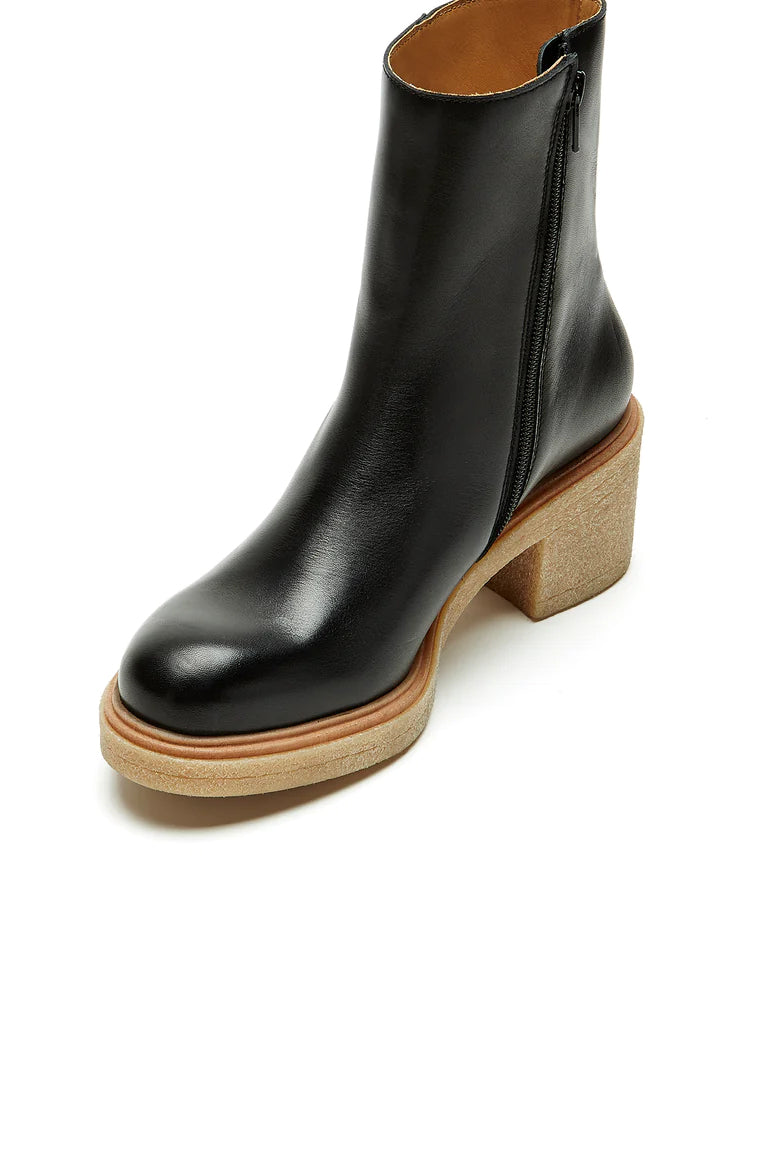    Sister-Soeur-Rose-Black-Leather