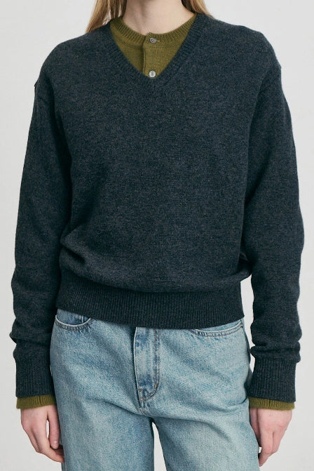 Unisex Cashmere V-Neck Sweater Sweaters &amp; Knits Dunst