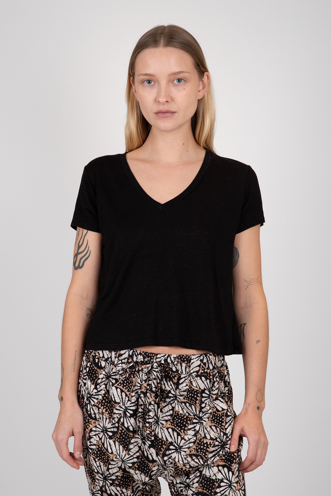 Amber Linen Short Sleeve V-Neck Tee T-Shirts Velvet   