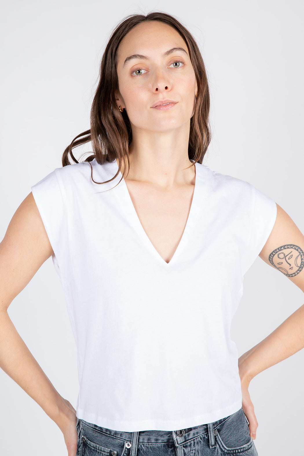 FRAME-Le-High-Rise-V-Neck-Tee-Blanc
