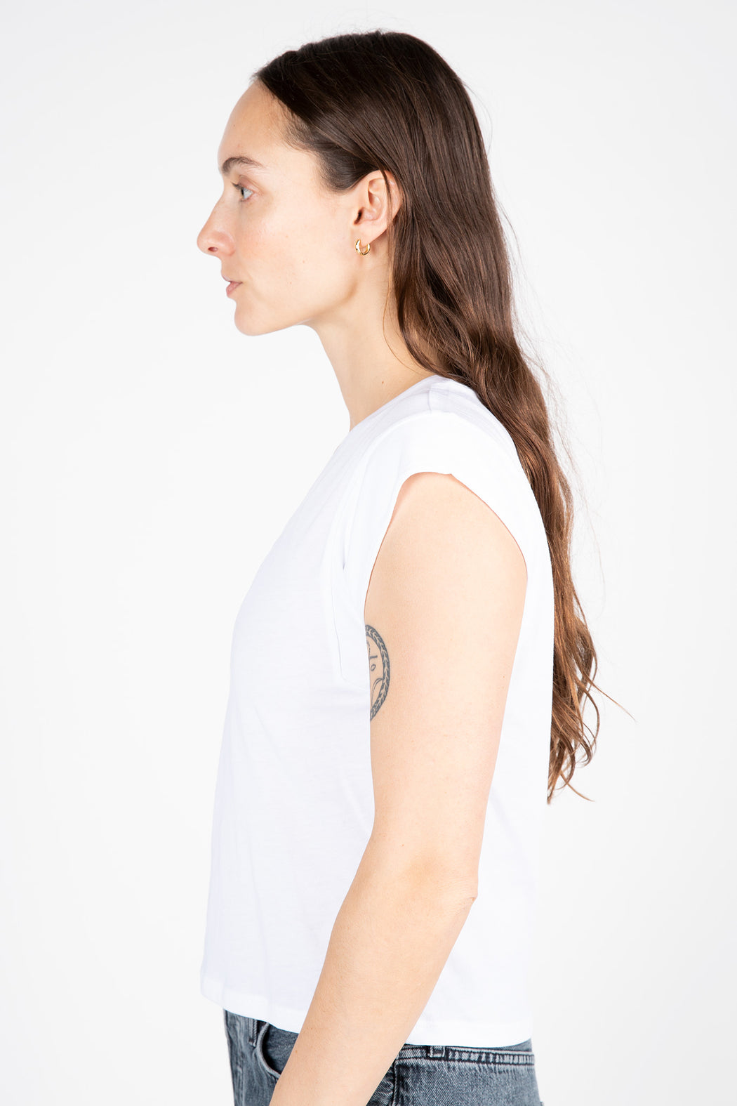 FRAME-Le-High-Rise-V-Neck-Tee-Blanc