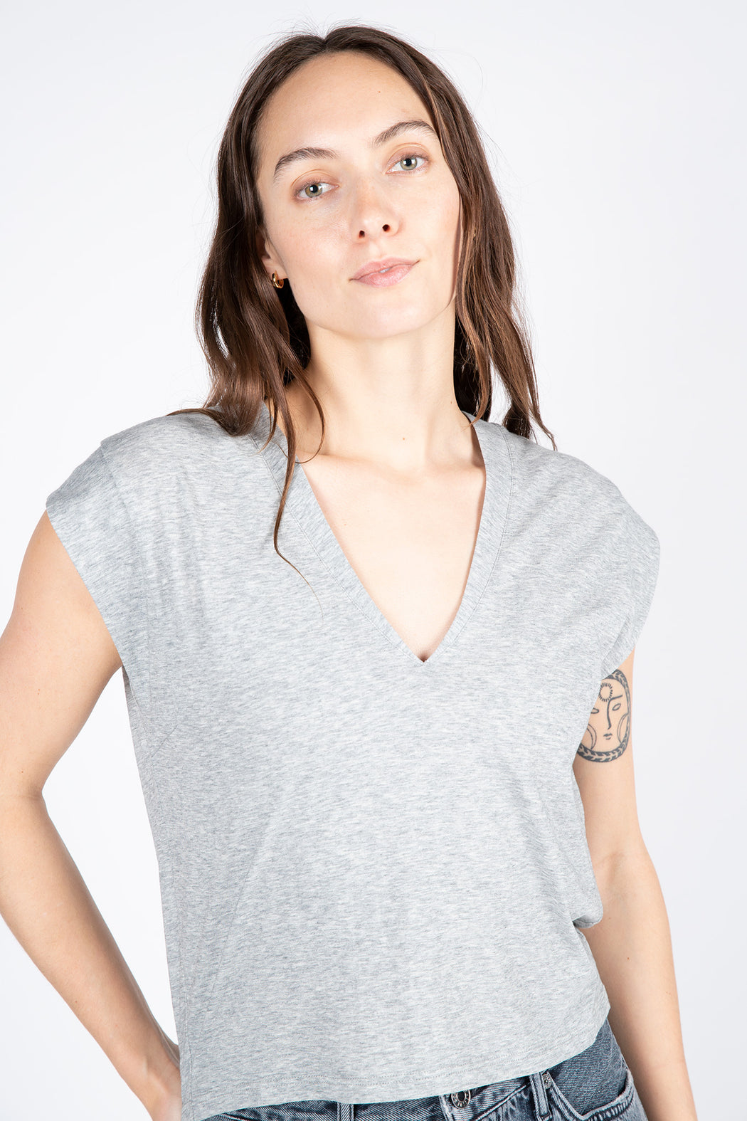 FRAME-Le-High-Rise-V-Neck-Tee-Gris-Heather