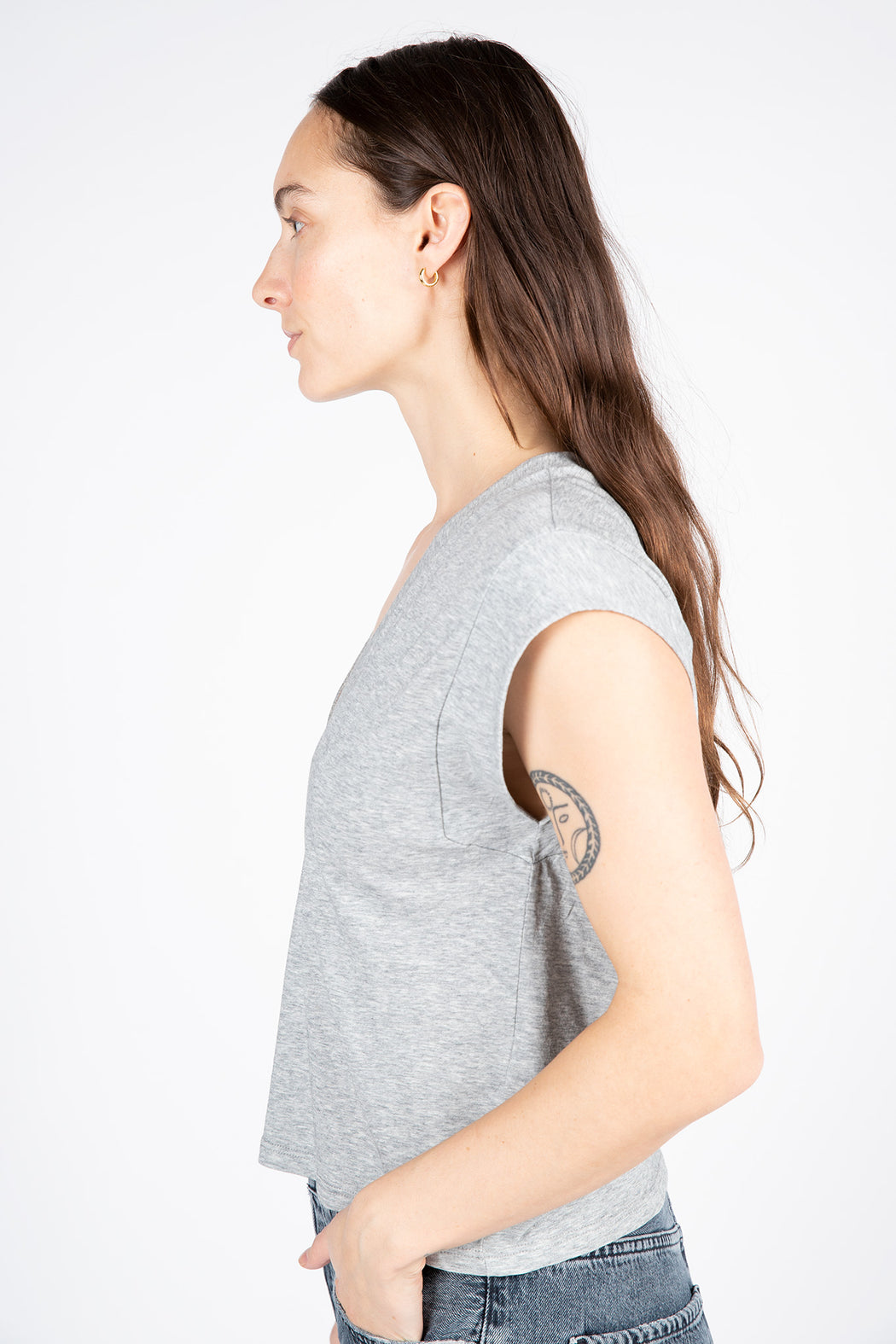FRAME-Le-High-Rise-V-Neck-Tee-Gris-Heather