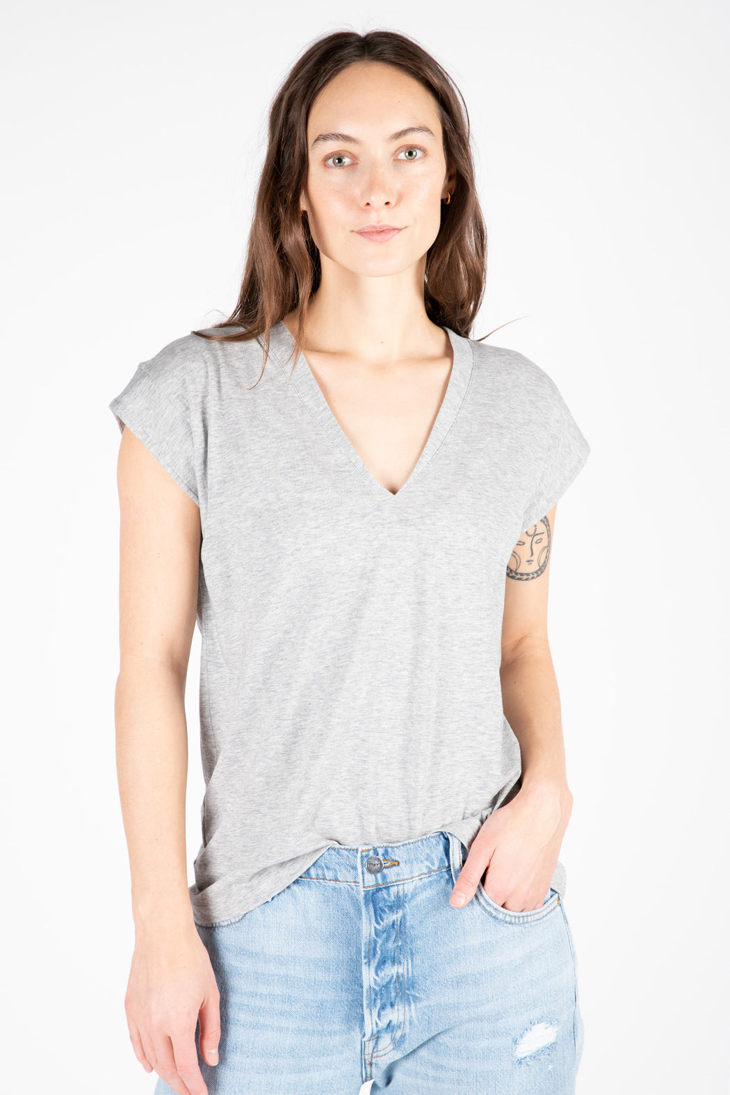 FRAME-Le-Mid-Rise-V-Neck-Tee-Gris-Heather