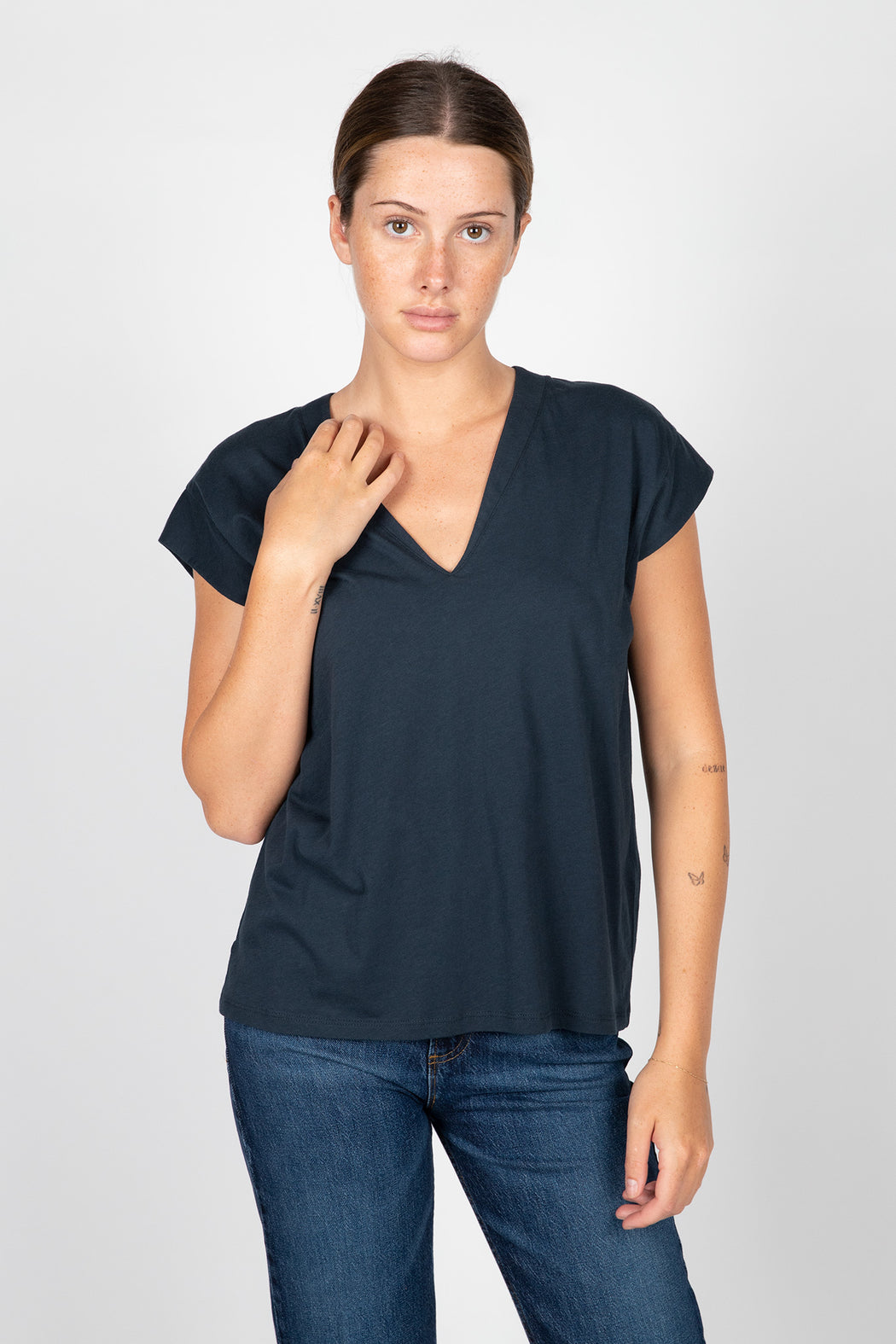 FRAME-Le-Mid-Rise-V-Neck-Tee-Navy