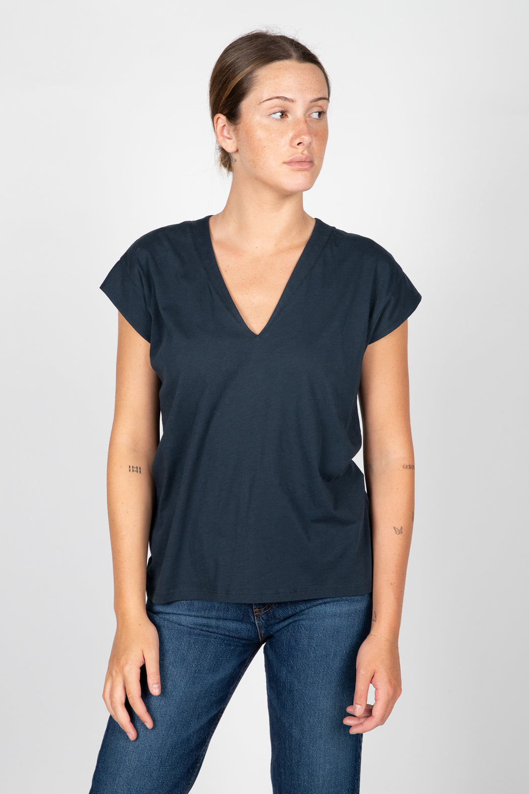 FRAME-Le-Mid-Rise-V-Neck-Tee-Navy