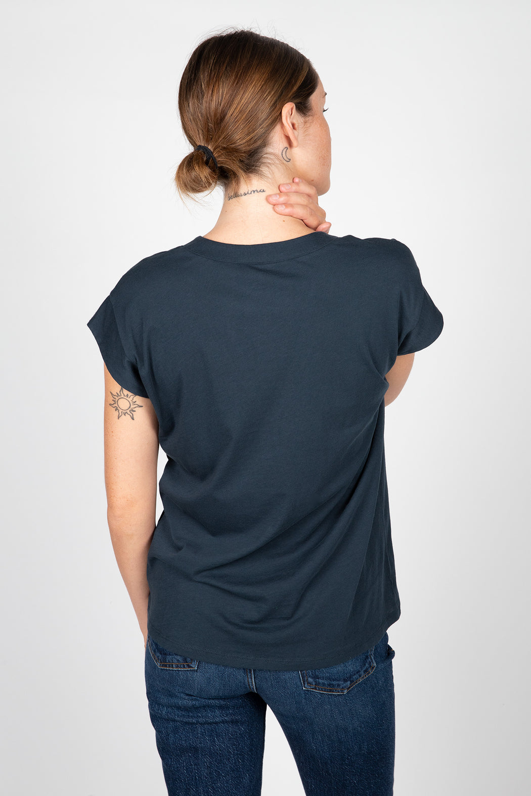 FRAME-Le-Mid-Rise-V-Neck-Tee-Navy