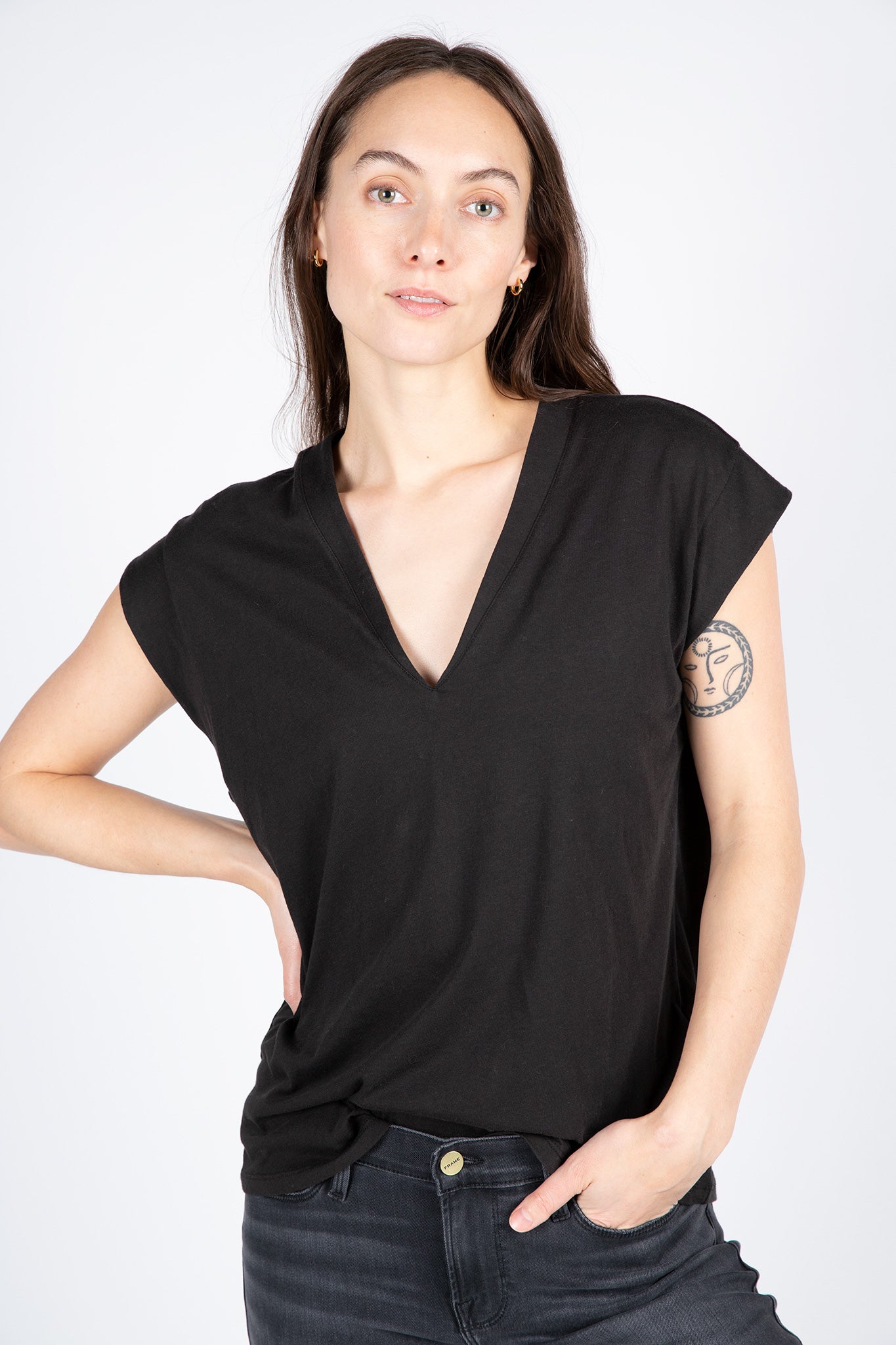 FRAME-Le-Mid-Rise-V-Neck-Tee-Noir