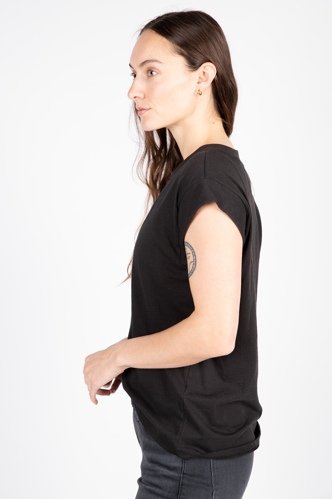 FRAME-Le-Mid-Rise-V-Neck-Tee-Noir